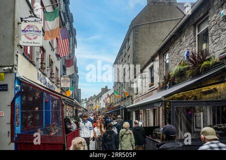 Foules à Quay Street , Galway, Irlande par un samedi après-midi ensoleillé. Banque D'Images