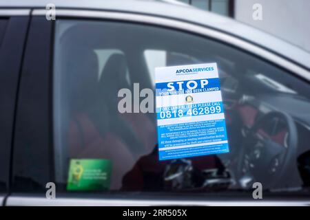 Avis de serrage sur une voiture serrée dans la ville de Galway, Irlande. Émis par APCOA Services. Banque D'Images