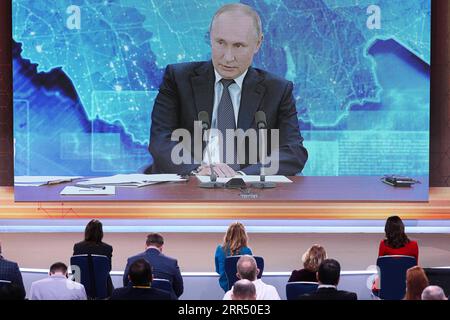 201218 -- PÉKIN, le 18 décembre 2020 -- le président russe Vladimir Poutine prend la parole lors de la conférence de presse annuelle par liaison vidéo à Moscou, Russie, le 17 décembre 2020. Cette année, en raison des restrictions liées au coronavirus, la conférence de presse annuelle de fin d année de Poutine s est tenue en ligne jeudi. Evgeny Sinitsyn XINHUA PHOTOS DU JOUR BaixXueqi PUBLICATIONxNOTxINxCHN Banque D'Images