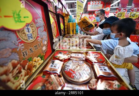 201218 -- BEIJING, 18 décembre 2020 -- les clients achètent des gâteaux de lune avant le festival de la mi-automne dans un supermarché à Haikou, dans la province de Hainan du sud de la Chine, le 26 septembre 2020. Xinhua Headlines : au-dessus du test de virus, la Chine fixe des priorités économiques pour 2021 GuoxCheng PUBLICATIONxNOTxINxCHN Banque D'Images