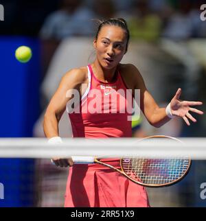 6 septembre 2023 : Qinwen Zheng (CHN) perd face à Aryna Sabalenka (BLR), 6-1, 6-4 à l'US Open au Billie Jean King National tennis Center à Flushing, Queens, NY, {USA} © Grace Schultz/Cal Sport Media (image de crédit : © Grace Schultz/Cal Sport Media) Banque D'Images