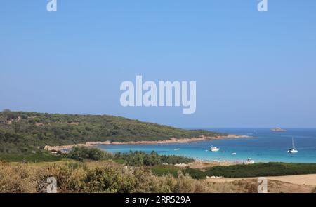 Paysage étonnant comme une belle baie avec de l'eau Azure en été dans l'île en mer Méditerranée Banque D'Images