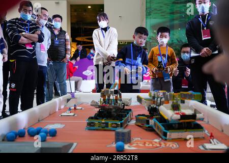 201220 -- BEIJING, le 20 décembre 2020 -- des étudiants participent au concours Robo Genius au Musée des sciences et de la technologie de Chine à Beijing, capitale de la Chine, le 20 décembre 2020. Les élèves de plus d'une centaine d'écoles primaires et de collèges du pays concourent à la finale Robo Genius sur le thème de l'exploration de Mars dimanche. CHINE-PÉKIN-ÉTUDIANT-ROBO GENIUS-COMPETITION CN CHENXZHONGHAO PUBLICATIONXNOTXINXCHN Banque D'Images