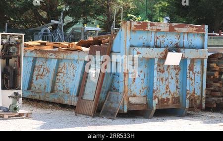 grand conteneur pour la collecte de matériaux à recycler dans le centre de recyclage municipal en plein air Banque D'Images