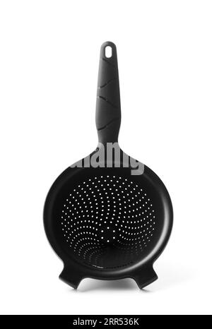 Nikolaev, Ukraine, 30 juillet 2023. Tamis universel noir de marque 'Chinua' Tupperware, isolé sur fond blanc. Ustensiles de cuisine pratiques tupper Banque D'Images