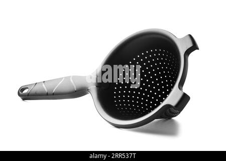 Nikolaev, Ukraine, 30 juillet 2023. Tamis universel noir de marque 'Chinua' Tupperware, isolé sur fond blanc. Ustensiles de cuisine pratiques tupper Banque D'Images