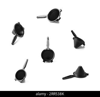 Nikolaev, Ukraine, 30 juillet 2023. Tamis universel noir de marque 'Chinua' Tupperware, ensemble, isolé sur fond blanc. Ustensiles de cuisine pratiques Banque D'Images