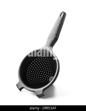 Nikolaev, Ukraine, 30 juillet 2023. Tamis universel noir de marque 'Chinua' Tupperware, isolé sur fond blanc. Ustensiles de cuisine pratiques tupper Banque D'Images