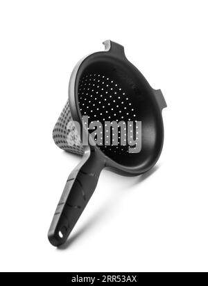 Nikolaev, Ukraine, 30 juillet 2023. Tamis universel noir de marque 'Chinua' Tupperware, isolé sur fond blanc. Ustensiles de cuisine pratiques tupper Banque D'Images