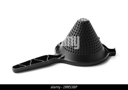 Nikolaev, Ukraine, 30 juillet 2023. Tamis universel noir de marque 'Chinua' Tupperware, isolé sur fond blanc. Ustensiles de cuisine pratiques tupper Banque D'Images