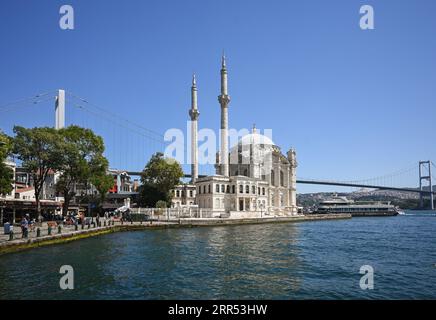 Mosquée Ortakoy à Istanbul. Une belle mosquée située près du pont sur le Bosphore. Banque D'Images