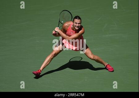 New York, États-Unis. 06 septembre 2023. Aryna Sabalenka de Biélorussie joue contre Qinwen Zheng de Chine lors du match de quart de finale en simple féminin sur Arthur Ashe lors du tournoi de tennis US Open 2023 au USTA Billie Jean King National tennis Center, Flushing Corona Park, New York, NY, le 6 septembre, 2023. (photo Anthony Behar/Sipa USA) crédit : SIPA USA/Alamy Live News Banque D'Images