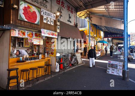 Entrée au marché extérieur de Tsukiji à Tsukiji, Chuo City, Tokyo, Japon – 19 février 2020 Banque D'Images