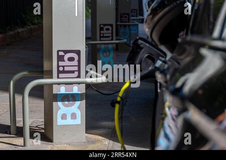 Borne de recharge pour véhicules électriques appartenant au réseau public parisien Belib' Banque D'Images