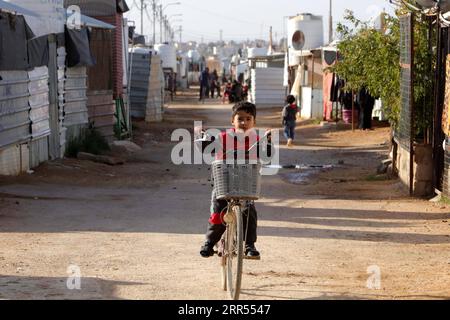 201223 -- PÉKIN, le 23 décembre 2020 -- Un réfugié syrien se rend dans un camp de réfugiés à Zaatari, en Jordanie, le 21 décembre 2020. Photo de /Xinhua XINHUA PHOTOS DU JOUR MohammadxAbuxGhosh PUBLICATIONxNOTxINxCHN Banque D'Images