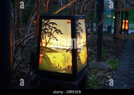 Une lampe andon dans le parc Ueno avec "Grand-père Teahouse à Meguro" n ° 84 de cent vues célèbres d'Edo par Hiroshige - Ueno, Taito City, Tokyo, Banque D'Images
