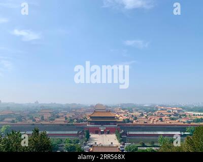 201224 -- BEIJING, 24 décembre 2020 -- une photo prise avec un téléphone portable montre un aperçu du musée du palais à Beijing, capitale de la Chine, le 22 mai 2020. L’année 2020 marque le 600e anniversaire de la Cité interdite. Construite de 1406 à 1420, la Cité interdite mesure 961 mètres du nord au sud et 753 mètres d'est en ouest, couvrant une superficie d'environ 720 000 mètres carrés. Doté de murs rouges et de tuiles vernissées jaunes, il représente le point culminant de l'architecture palatiale traditionnelle chinoise, influençant les développements culturels et architecturaux en Asie de l'est et ses environs Banque D'Images
