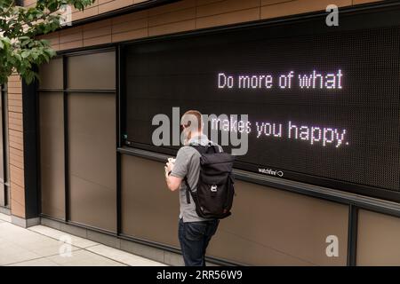 Seattle, États-Unis. 21 juillet 2023. Une personne qui passe un message positif au centre-ville. Banque D'Images
