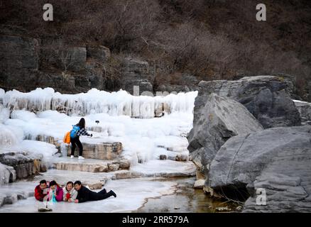 201224 -- ZHENGZHOU, le 24 décembre 2020 -- les gens apprécient le paysage des cascades gelées à la montagne Yuntai à Jiaozuo, province centrale du Henan, le 24 décembre 2020. CHINA-HENAN-JIAOZUO-CHUTES D'EAU GELÉES CN HAOXYUAN PUBLICATIONXNOTXINXCHN Banque D'Images