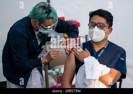 201224 -- MEXICO, le 24 décembre 2020 -- Un travailleur médical R reçoit un vaccin contre la COVID-19 à l'Hôpital général de Mexico, Mexique, le 24 décembre 2020. Le Mexique a lancé jeudi sa campagne de vaccination contre le COVID-19, avec un vaccin développé par le laboratoire américain Pfizer et son partenaire allemand BioNTech. Photo de /Xinhua MEXICO-MEXICO CITY-COVID-19-VACCINATION CAMPAGNE LuisxLicona PUBLICATIONxNOTxINxCHN Banque D'Images