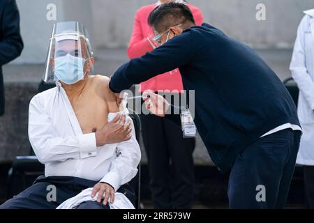 201224 -- MEXICO, le 24 décembre 2020 -- Un travailleur médical L reçoit un vaccin contre la COVID-19 à l'Hôpital général de Mexico, Mexique, le 24 décembre 2020. Le Mexique a lancé jeudi sa campagne de vaccination contre le COVID-19, avec un vaccin développé par le laboratoire américain Pfizer et son partenaire allemand BioNTech. Photo de /Xinhua MEXICO-MEXICO CITY-COVID-19-VACCINATION CAMPAGNE LuisxLicona PUBLICATIONxNOTxINxCHN Banque D'Images