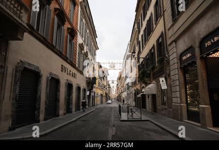 201225 -- ROME, le 25 décembre 2020 -- les magasins de la via dei Condotti sont fermés à Rome, Italie, le 24 décembre 2020. En Italie, les réglementations en vigueur jusqu'à Noël et le jour de l'an interdisent les déplacements non essentiels au-delà de 30 km de chez vous ou entre les régions. Les restaurants et les bars sont priés de fermer avant 6 heures, avec un couvre-feu national qui entrera en vigueur dans quatre heures. ITALIE-ROME-NOËL-COVID-19-RESTRICTIONS ChengxTingting PUBLICATIONxNOTxINxCHN Banque D'Images