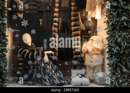 201225 -- ROME, 25 décembre 2020 -- la photo prise le 24 décembre 2020 montre une vitrine d'un magasin fermé à Rome, en Italie. En Italie, les réglementations en vigueur jusqu'à Noël et le jour de l'an interdisent les déplacements non essentiels au-delà de 30 km de chez vous ou entre les régions. Les restaurants et les bars sont priés de fermer avant 6 heures, avec un couvre-feu national qui entrera en vigueur dans quatre heures. ITALIE-ROME-NOËL-COVID-19-RESTRICTIONS ChengxTingting PUBLICATIONxNOTxINxCHN Banque D'Images