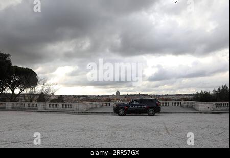 201225 -- ROME, le 25 décembre 2020 -- Une voiture Carabinieri est vue à Passeggiata del Pincio à Rome, Italie, le 24 décembre 2020. En Italie, les réglementations en vigueur jusqu'à Noël et le jour de l'an interdisent les déplacements non essentiels au-delà de 30 km de chez vous ou entre les régions. Les restaurants et les bars sont priés de fermer avant 6 heures, avec un couvre-feu national qui entrera en vigueur dans quatre heures. ITALIE-ROME-NOËL-COVID-19-RESTRICTIONS ChengxTingting PUBLICATIONxNOTxINxCHN Banque D'Images