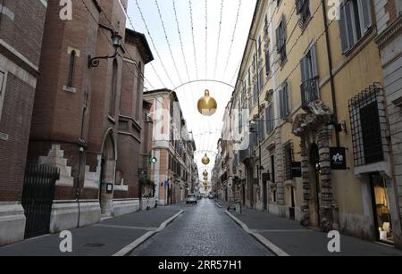 201225 -- ROME, 25 décembre 2020 -- la photo prise le 24 décembre 2020 montre une rue vide à Rome, en Italie. En Italie, les réglementations en vigueur jusqu'à Noël et le jour de l'an interdisent les déplacements non essentiels au-delà de 30 km de chez vous ou entre les régions. Les restaurants et les bars sont priés de fermer avant 6 heures, avec un couvre-feu national qui entrera en vigueur dans quatre heures. ITALIE-ROME-NOËL-COVID-19-RESTRICTIONS ChengxTingting PUBLICATIONxNOTxINxCHN Banque D'Images