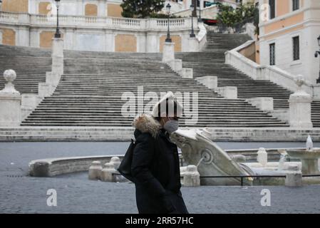 201225 -- ROME, le 25 décembre 2020 -- Une femme portant un masque facial passe devant la Piazza di Spagna à Rome, Italie, le 24 décembre 2020. En Italie, les réglementations en vigueur jusqu'à Noël et le jour de l'an interdisent les déplacements non essentiels au-delà de 30 km de chez vous ou entre les régions. Les restaurants et les bars sont priés de fermer avant 6 heures, avec un couvre-feu national qui entrera en vigueur dans quatre heures. ITALIE-ROME-NOËL-COVID-19-RESTRICTIONS ChengxTingting PUBLICATIONxNOTxINxCHN Banque D'Images
