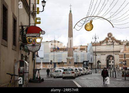 201225 -- ROME, 25 décembre 2020 -- Une femme portant un masque facial marche à Rome, Italie, le 24 décembre 2020. En Italie, les réglementations en vigueur jusqu'à Noël et le jour de l'an interdisent les déplacements non essentiels au-delà de 30 km de chez vous ou entre les régions. Les restaurants et les bars sont priés de fermer avant 6 heures, avec un couvre-feu national qui entrera en vigueur dans quatre heures. ITALIE-ROME-NOËL-COVID-19-RESTRICTIONS ChengxTingting PUBLICATIONxNOTxINxCHN Banque D'Images
