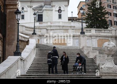 201225 -- ROME, 25 décembre 2020 -- la police vérifie les déclarations des piétons à Rome, Italie, 24 décembre 2020. En Italie, les réglementations en vigueur jusqu'à Noël et le jour de l'an interdisent les déplacements non essentiels au-delà de 30 km de chez vous ou entre les régions. Les restaurants et les bars sont priés de fermer avant 6 heures, avec un couvre-feu national qui entrera en vigueur dans quatre heures. ITALIE-ROME-NOËL-COVID-19-RESTRICTIONS ChengxTingting PUBLICATIONxNOTxINxCHN Banque D'Images