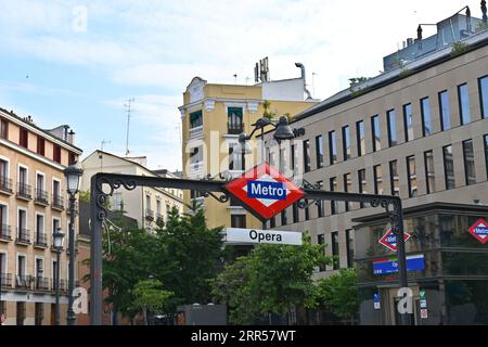 Panneau au-dessus de l’entrée de la station de métro Opéra à Madrid, Espagne – 22 mai 2023 Banque D'Images