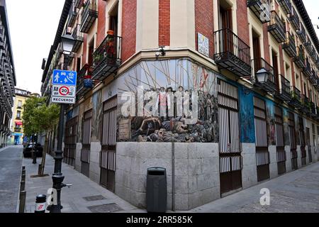 Une belle fresque du capitaine Alatriste dans une rue latérale de Madrid, en Espagne. 22 mai 2023 Banque D'Images