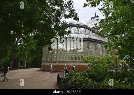 Le Palacio de Cristal (Palais de verre) dans le parc du Retiro , Madrid, Espagne – 23 mai 2023 Banque D'Images