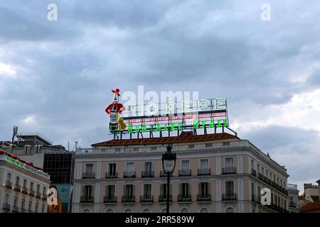 Le panneau au néon Tio Pepe à Puerta del sol, Madrid, Espagne – 21 mai 2023 Banque D'Images