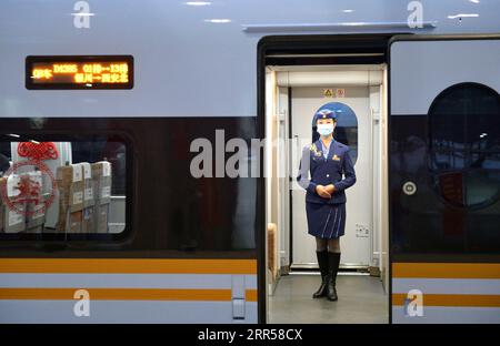 201226 -- YINCHUAN, 26 décembre 2020 -- un membre de l'équipe de train attend des passagers à bord du train à grande vitesse D4385 à Yinchuan, dans la région autonome hui de Ningxia, au nord-ouest de la Chine, le 26 décembre 2020. Un nouveau chemin de fer à grande vitesse reliant Yinchuan, capitale de la région autonome hui de Ningxia, avec Xi an, capitale de la province du Shaanxi, toutes deux situées dans l'ouest de la Chine, a commencé à fonctionner à partir de samedi. Le chemin de fer de 610 km a été construit avec un investissement de 80,5 milliards de yuans environ 12,33 milliards de dollars américains, et la vitesse du train a été fixée à 250 km par heure. CHINA-NINGXIA-YINCHUAN-XI UNE EXPLOITATION FERROVIAIRE CN TANGXRUFENG PUBLICA Banque D'Images