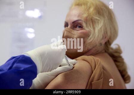 201227 -- BUCAREST, le 27 décembre 2020 -- Un membre du personnel médical reçoit une injection du vaccin COVID-19 dans un hôpital de Bucarest, Roumanie, le 27 décembre 2020. Photo de /Xinhua ROUMANIE-BUCAREST-COVID-19-VACCIN GabrielxPetrescu PUBLICATIONxNOTxINxCHN Banque D'Images