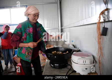 201228 -- YINCHUAN, 28 décembre 2020 -- Li Yaomei prépare le dîner pour les travailleurs de l'usine du village de Longyuan, dans le district de Hongsibao, dans la ville de Wuzhong, dans la région autonome de Ningxia hui, au nord-ouest de la Chine, le 26 octobre 2020. Xihaigu, une région en grande partie montagneuse du centre-sud du Ningxia, a été autrefois infligée par une pauvreté profonde et a été désignée comme l'endroit le plus impropre à l'établissement humain par les Nations Unies dans les années 1970 en raison de la remise en état des terres, de la sécheresse et d'un environnement écologique fragile. Le 16 novembre 2020, Xihaigu a historiquement fait ses adieux à la pauvreté absolue, au cours de laquelle son pouvoir a joué un rôle indispensable Banque D'Images