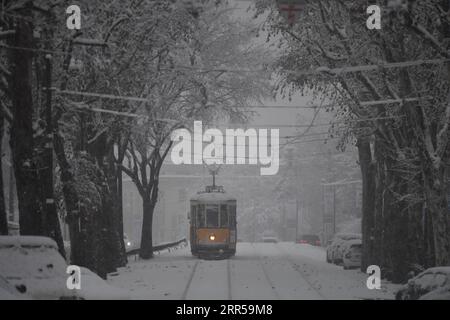 201228 -- MILAN ITALIE, le 28 décembre 2020 -- Un tramway circule dans la neige à Milan, Italie, le 28 décembre 2020. Une chute de neige a frappé Milan lundi. Photo de /Xinhua ITALY-MILAN-SNOWFALL DanielexMascolo PUBLICATIONxNOTxINxCHN Banque D'Images