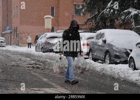 201228 -- MILAN ITALIE, 28 décembre 2020 -- Un homme marche dans la neige à Milan, dans le nord de l'Italie, le 28 décembre 2020. Une chute de neige a frappé Milan lundi. Photo de /Xinhua ITALY-MILAN-SNOWFALL DanielexMascolo PUBLICATIONxNOTxINxCHN Banque D'Images