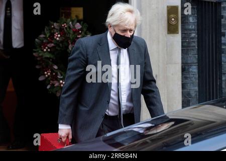 201231 -- LONDRES, le 31 décembre 2020 -- le Premier ministre britannique Boris Johnson quitte le 10 Downing Street pour la Chambre des communes à Londres, en Grande-Bretagne, le 30 décembre 2020. Les législateurs britanniques ont approuvé mercredi l’accord commercial post-Brexit entre la Grande-Bretagne et l’Union européenne UE à une large majorité, ouvrant la voie à un Brexit ordonné lorsque la période de transition se terminera jeudi. Photo de /Xinhua GRANDE-BRETAGNE-LONDRES-PARLEMENT-ACCORD COMMERCIAL POST-BREXIT RayxTang PUBLICATIONxNOTxINxCHN Banque D'Images