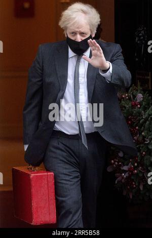 201231 -- LONDRES, le 31 décembre 2020 -- le Premier ministre britannique Boris Johnson quitte le 10 Downing Street pour la Chambre des communes à Londres, en Grande-Bretagne, le 30 décembre 2020. Les législateurs britanniques ont approuvé mercredi l’accord commercial post-Brexit entre la Grande-Bretagne et l’Union européenne UE à une large majorité, ouvrant la voie à un Brexit ordonné lorsque la période de transition se terminera jeudi. Photo de /Xinhua GRANDE-BRETAGNE-LONDRES-PARLEMENT-ACCORD COMMERCIAL POST-BREXIT RayxTang PUBLICATIONxNOTxINxCHN Banque D'Images