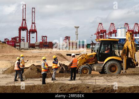 201231 -- BEIJING, le 31 décembre 2020 -- des gens travaillent sur le chantier de la ville portuaire de Colombo à Colombo, Sri Lanka, le 22 septembre 2020. La ville portuaire de Colombo, lancée en 2014, est un projet clé de coopération ceinture et route entre la Chine et le Sri Lanka, développé conjointement par le gouvernement sri-lankais et CHEC Port City Colombo Pvt Ltd L’année 2020 a été difficile pour les économies mondiales dans le contexte de la pandémie mondiale de COVID-19. Dans ce contexte, la Chine a connu une coopération résiliente avec les pays Belt and Road B&R. Alors que la pandémie de coronavirus frappe sévèrement le transport international, le Banque D'Images