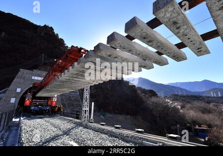 210101 -- PÉKIN, 1 janvier 2021 -- une photo prise le 27 décembre 2020 montre le chantier de construction de voies ferrées dans un tunnel de la section Lhassa-Nyingchi du chemin de fer Sichuan-Tibet dans la région autonome du Tibet du sud-ouest de la Chine. Les travaux de pose de voies ont été achevés jeudi pour une voie ferrée reliant les villes de Lhassa et Nyingchi dans la région autonome du Tibet du sud-ouest de la Chine. PHOTOS XINHUA DU JOUR Chogo PUBLICATIONxNOTxINxCHN Banque D'Images