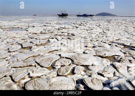 210101 -- PÉKIN, 1 janvier 2021 -- une photo prise le 31 décembre 2020 montre de la glace sur une plate-forme boueuse près de la mer dans le district de Lianyun de la ville de Lianyungang, dans la province de Jiangsu, dans l'est de la Chine. Photo de /Xinhua XINHUA PHOTOS DU JOUR WangxChun PUBLICATIONxNOTxINxCHN Banque D'Images