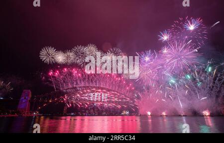 210101 -- BEIJING, le 1 janvier 2021 -- des feux d'artifice sont vus au-dessus du pont du port de Sydney à Sydney, Australie, le 1 janvier 2021. Les célébrations de la Saint-Sylvestre en Australie ont été entravées par de nouveaux cas de COVID-19 à Sydney et Melbourne, et le public a été invité à passer l occasion chez lui. Photo de /Xinhua XINHUA PHOTOS DU JOUR HuxJingchen PUBLICATIONxNOTxINxCHN Banque D'Images