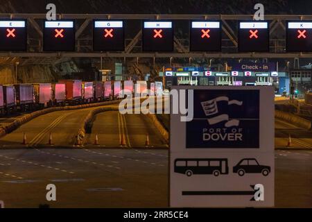 210101 -- DOUVRES, 1 janvier 2021 -- la photo prise le 31 décembre 2020 montre une vue générale du port de Douvres, après la fin de la période de transition du Brexit, à Douvres, en Grande-Bretagne. La Grande-Bretagne et l’Union européenne l’UE ont entamé un nouveau chapitre dans leurs relations, la période de transition du Brexit s’étant terminée jeudi à 2300 GMT. Photo de /Xinhua BRITAIN-DOVER-BREXIT-TRANSITION PERIOD-ENDS TimxIreland PUBLICATIONxNOTxINxCHN Banque D'Images