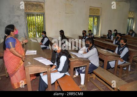 210101 -- BANGALORE, le 1 janvier 2021 -- des élèves portant un masque facial suivent un cours dans une école de Bangalore, en Inde, le 1 janvier 2021. L’État du Karnataka, dans le sud du pays, a ouvert vendredi des écoles pour les élèves de 10e et 12e année, après un écart de plus de neuf mois. Str/ INDE-BANGALORE-COVID-19-RÉOUVERTURE DE L'ÉCOLE Xinhua PUBLICATIONxNOTxINxCHN Banque D'Images