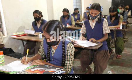 210101 -- BANGALORE, le 1 janvier 2021 -- des élèves portant un masque facial suivent un cours dans une école de Bangalore, en Inde, le 1 janvier 2021. L’État du Karnataka, dans le sud du pays, a ouvert vendredi des écoles pour les élèves de 10e et 12e année, après un écart de plus de neuf mois. Str/ INDE-BANGALORE-COVID-19-RÉOUVERTURE DE L'ÉCOLE Xinhua PUBLICATIONxNOTxINxCHN Banque D'Images